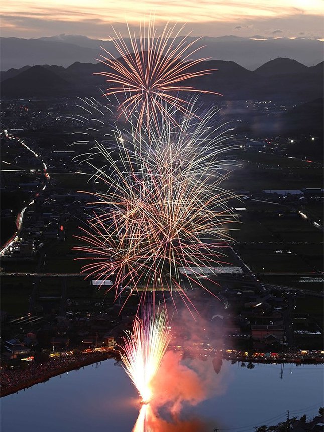 おがせ池夏まつり花火大会の冒頭を飾るスターマイン＝１９日午後７時３１分、各務原市各務おがせ町（撮影・堀尚人）