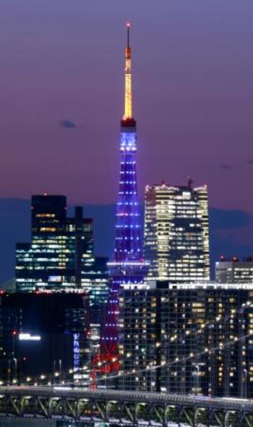 　「世界自閉症啓発デー」に合わせ、シンボルカラーの青色にライトアップされた東京タワー＝２日夕、東京都港区