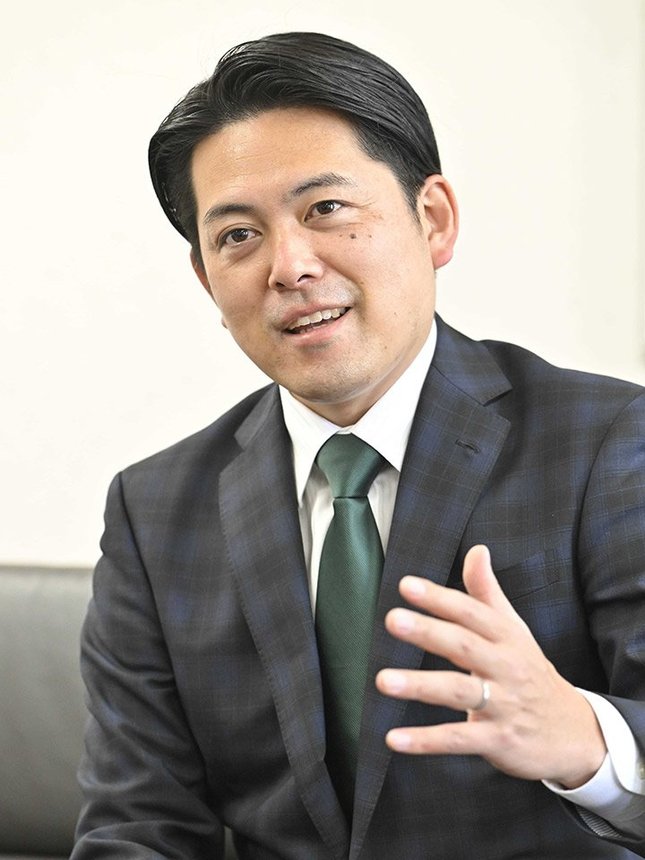 ２期目の抱負を語る柴橋正直氏＝６日、岐阜新聞社本社