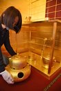 茶釜や茶わん、杓立など１０種類の茶道具も黄金に彩られている＝大垣市墨俣町墨俣、墨俣一夜城（墨俣歴史資料館）