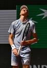 　男子シングルス２回戦でポイントを奪われ、天を仰ぐヤニク・シナー＝パリ（共同）