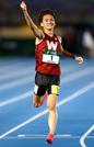 　男子１万メートルで優勝し、喜ぶ山口竣平＝レモンガススタジアム平塚