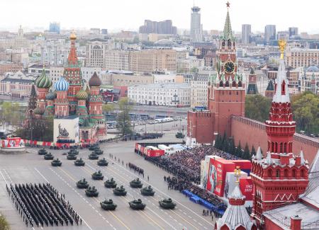 　２０２２年５月、モスクワの赤の広場で開催された対ドイツ戦勝７７年の軍事パレード。最新鋭戦車Ｔ１４アルマータも参加した（タス＝共同）