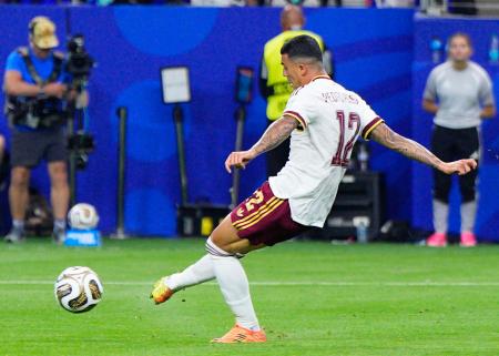 　フランス―スペイン　後半、チーム２点目のゴールを決めるスペインのポロ＝ダラス（共同）