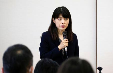 　福井県が開いた研修会で地理的表示保護制度について説明する農水省の担当者＝１６日午後、福井市