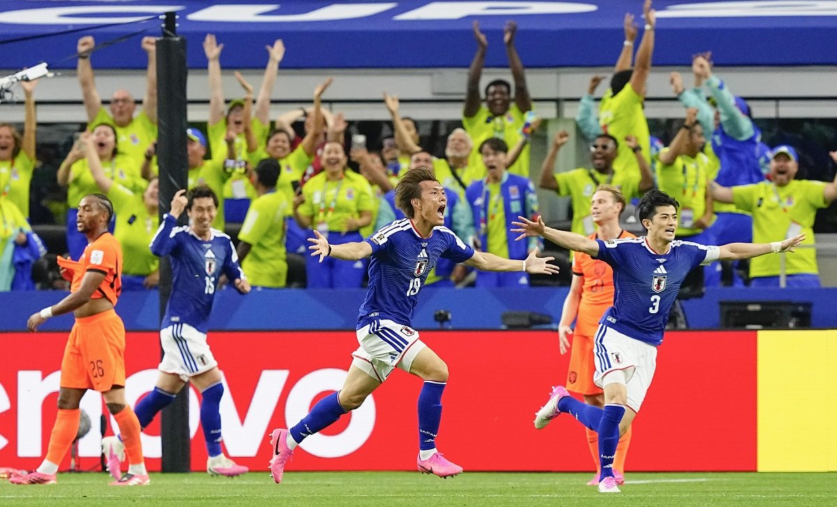 日本×オランダ＝後半、同点に追い付き喜ぶ小川（中央）。左から２人目は鎌田＝ダラス（共同）