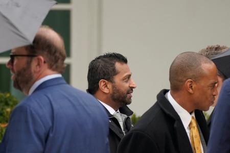 　ホワイトハウスで恒例「七面鳥恩赦式」に出席したＦＢＩのパテル長官（中央）＝２５日、ワシントン（ロイター＝共同）