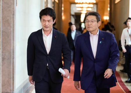　中道改革連合の全議員懇談会に向かう小川代表（左）と笠浩史氏＝９日午前、国会