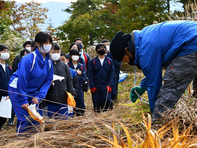 茅の束ね方を教わる児童生徒ら＝大野郡白川村飯島