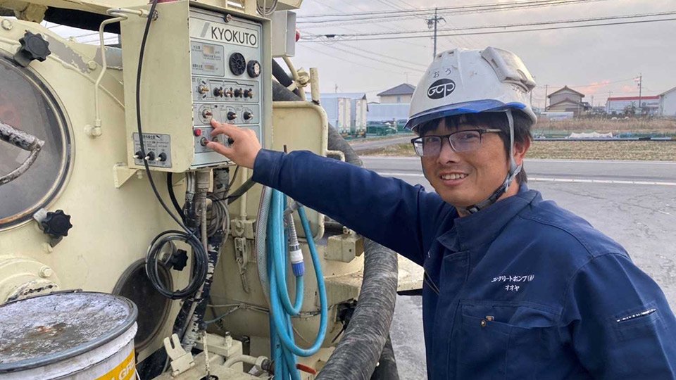 特定技能２号の在留資格の認定を受けた翁飛さん＝各務原市大野町、コンクリートポンプ