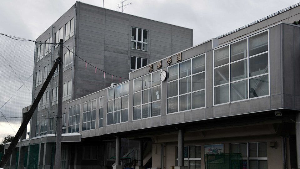 飛騨学園が運営する高山西高校＝２１日午後、高山市下林町