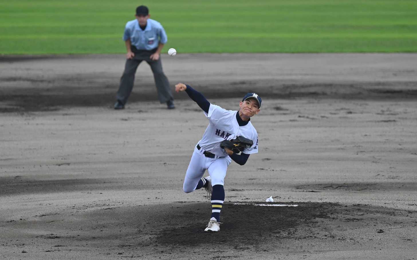 中津×羽島＝力投する中津の先発酒井＝土岐