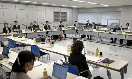 　認知症の人らを支援する成年後見制度の見直しを協議する法制審議会の部会＝６月、東京・霞が関