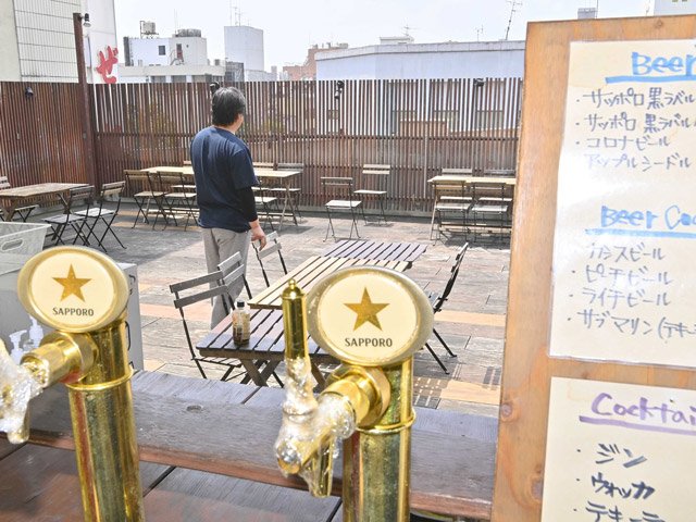 まん延防止等重点措置の適用初日、休業したビアガーデンで取材に応じる経営者。厳しい経営状況となるが、「今度こそ収束を」と願う＝９日午後０時５４分、岐阜市神田町、柳ケ瀬ビアガーデン