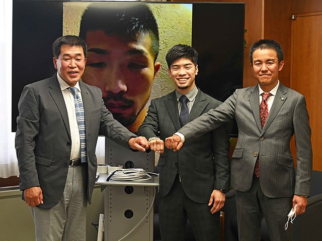 グータッチする（右から）藤垣伊織社長、田中恒成選手、古川雅典市長＝多治見市役所