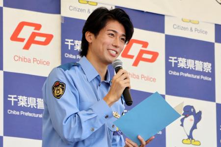 　千葉県警の広報官に就任し、イベントで闇バイトについて話す中村敬斗選手＝２１日午前、千葉県柏市