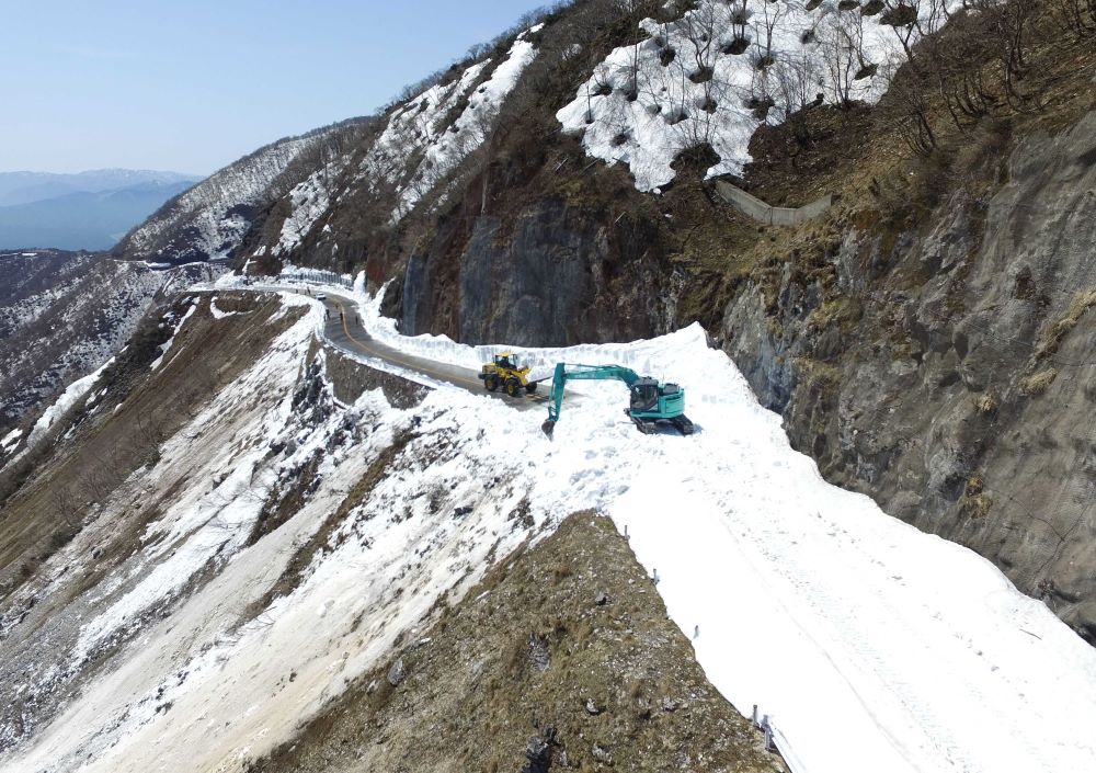 除雪が進む伊吹山ドライブウェイ７合目付近＝５日午前、岐阜・滋賀県境（本社小型無人機より）