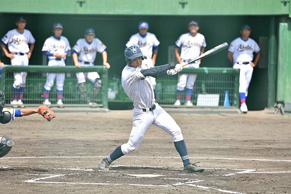 中京×登別明日中教校＝１回裏中京２死一塁、荒井がチーム初安打を放つ＝明石トーカロ球場