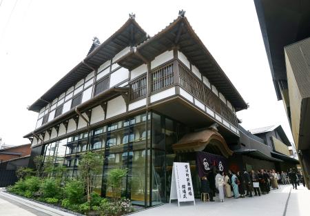 　建て替え工事が完了した京都市東山区の宮川町歌舞練場＝２３日午後