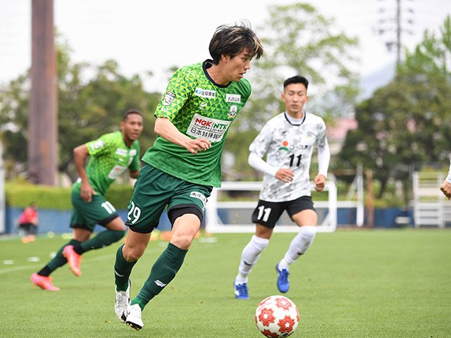 ＦＣ岐阜×ＦＣ岐阜ＳＥＣＯＮＤ＝前半、ドリブルで攻め込むＦＣ岐阜のＭＦ松本歩夢＝長良川球技メドウ