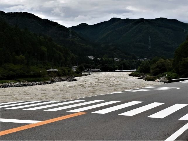 飛騨川の増水で路面の一部が流出した国道４１号＝１５日午後、下呂市萩原町花池