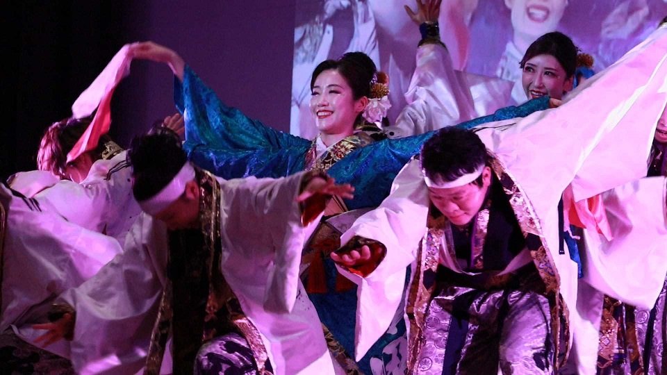 清流ミナモ賞の表彰式で演舞を披露する半布里のメンバーら＝岐阜県庁