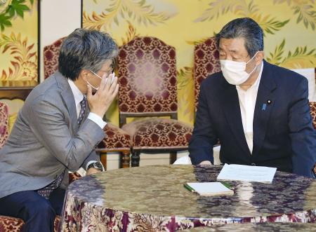 　立憲民主党の安住淳国対委員長（左）と言葉を交わす自民党の森山裕国対委員長＝２０２０年８月、国会、肩書きはいずれも当時