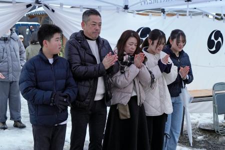 　初詣のため石川県輪島市の重蔵神社を訪れ、家族と手を合わせる大向正浩さん（左から２人目）＝１日午前８時１７分