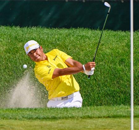 　最終ラウンド、６番でバンカーからショットを放つ松山英樹。通算４アンダーで３０位＝ＴＰＣリバーハイランズ（共同）