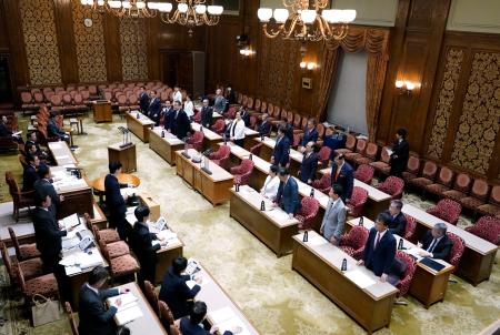 　皇室典範などの改正案を可決した参院特別委＝１６日午後