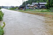 岐阜ファミリーパーク付近の石田川。道の高さまで増水した＝１６日、午後４時５１分、岐阜県岐阜市北野北