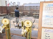 まん延防止等重点措置の適用初日、休業したビアガーデンで取材に応じる経営者。厳しい経営状況となるが、「今度こそ収束を」と願う＝９日午後０時５４分、岐阜市神田町、柳ケ瀬ビアガーデン