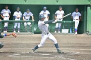 中京×登別明日中教校＝１回裏中京２死一塁、荒井がチーム初安打を放つ＝明石トーカロ球場