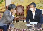 　立憲民主党の安住淳国対委員長（左）と言葉を交わす自民党の森山裕国対委員長＝２０２０年８月、国会、肩書きはいずれも当時
