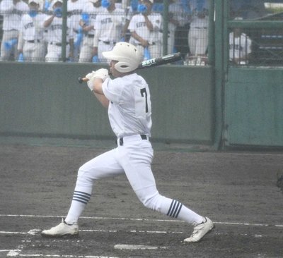 2回裏県岐阜商1死満塁、2点適時打を放つ下別府大馳