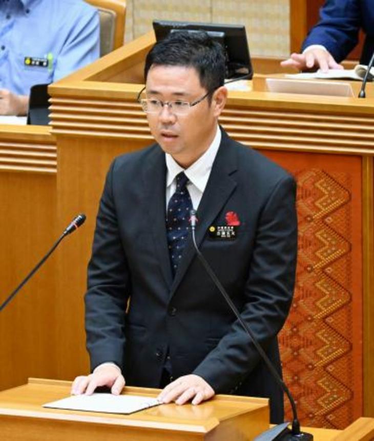 　沖縄県議会本会議で所信表明をする古謝玄太知事＝６日午前