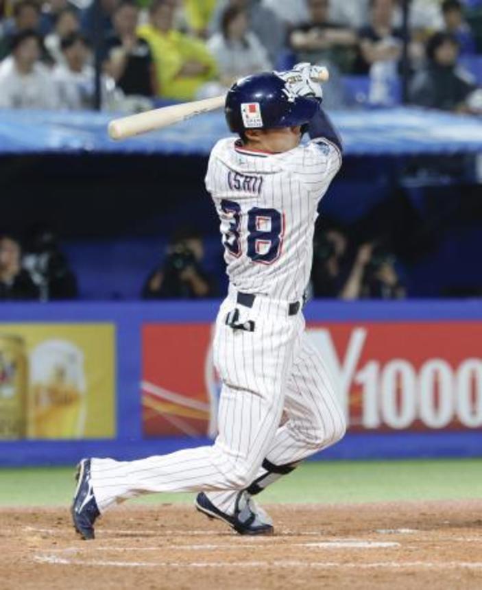 　８回ヤクルト無死二塁、石井が右中間に同点の二塁打を放つ＝神宮