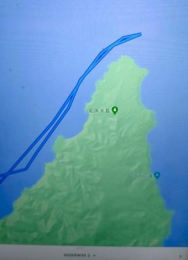 　観光船の航跡を表示させたタブレット端末の画面。知床岬の先端で折り返している（家族提供）