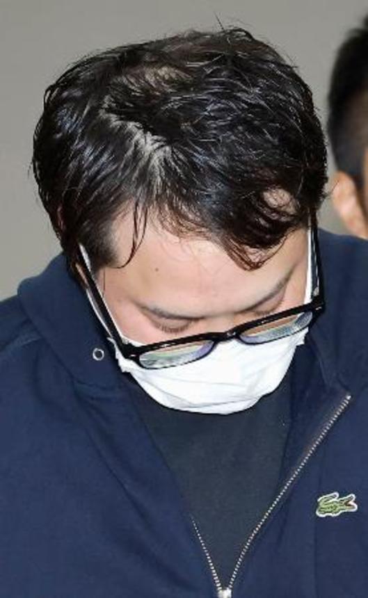 　警視庁新宿署に入る沓沢大樹容疑者＝１５日