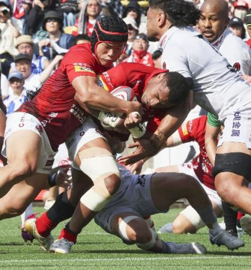 　ＢＬ東京―静岡　前半、トライを決めるＢＬ東京・ナイカブラ（左から２人目）＝秩父宮