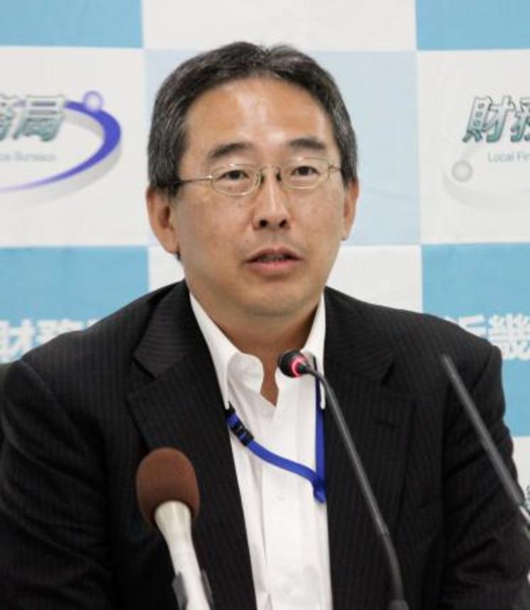 　記者会見する近畿財務局の坂口和家男局長＝１４日午後、大阪市中央区