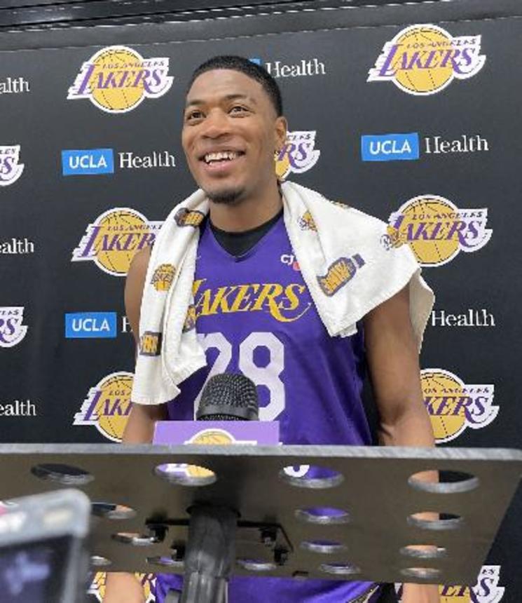 　練習後、取材に応じるレーカーズの八村＝ロサンゼルス近郊（共同）