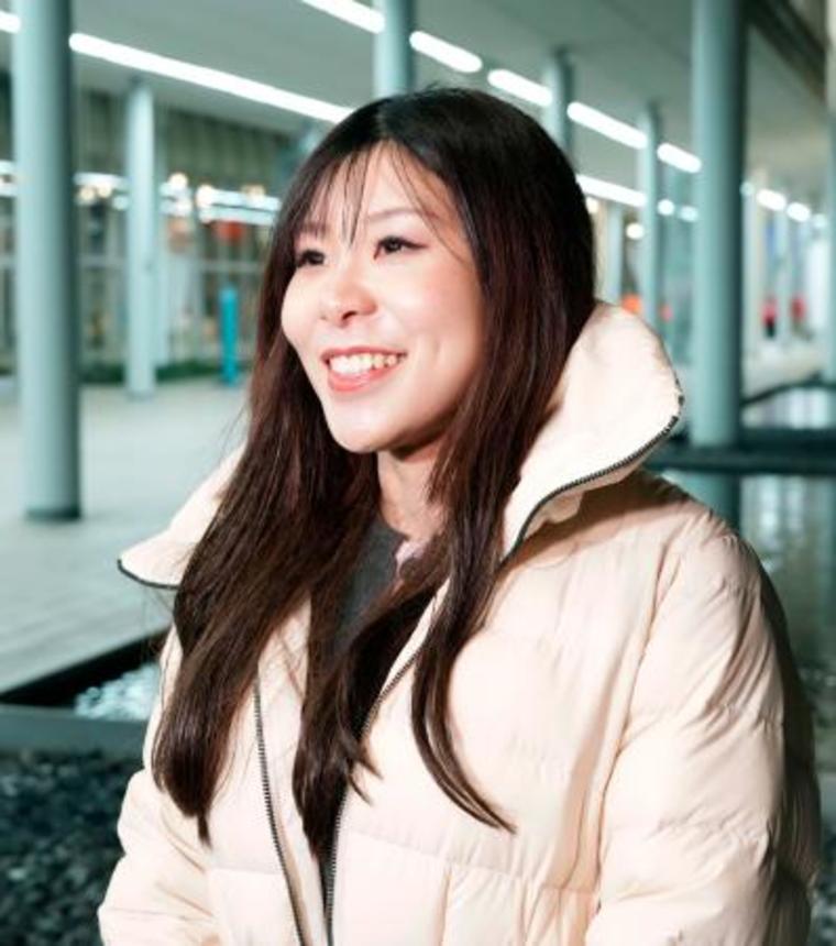 　スピードスケート男子５００メートルに出場した新濱立也のレースを観戦し、取材に応じる妻の吉田夕梨花＝１４日、イタリア・ミラノ（共同）