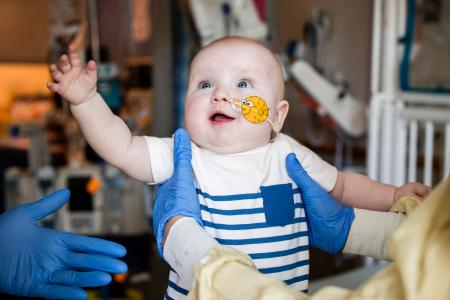 　ゲノム編集で作った薬で治療を受けた乳児＝４月、米フィラデルフィア小児病院（同病院提供・ＡＰ＝共同）