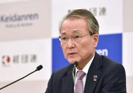　記者会見する経団連の筒井義信会長＝１３日午後、東京都千代田区