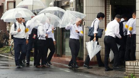 　指定暴力団住吉会系「領家一家」の事務所に家宅捜索に入る愛知県警などの捜査員＝２６日午後、埼玉県川口市