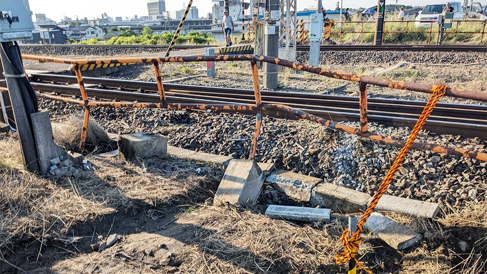 乗用車が突っ込み、大きく破損したＪＲ東海道線の線路脇の柵＝２８日午前６時２５分、岐阜市今嶺