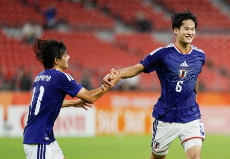 　日本―香港　後半、チーム２点目のゴールを決め、横山（左）と喜ぶ永野＝豊田スタジアム