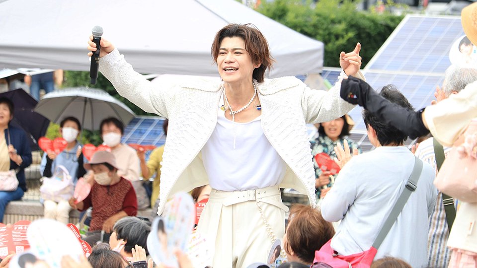 中津川七夕まつりを盛り上げた新浜レオンさん＝中津川市えびす町、ふるさとにぎわい広場