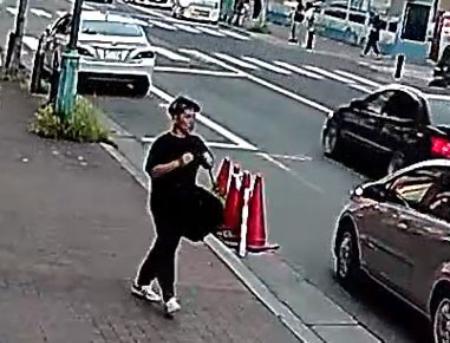　２０日夕、神戸市内の防犯カメラに写った谷本将志容疑者とみられる男